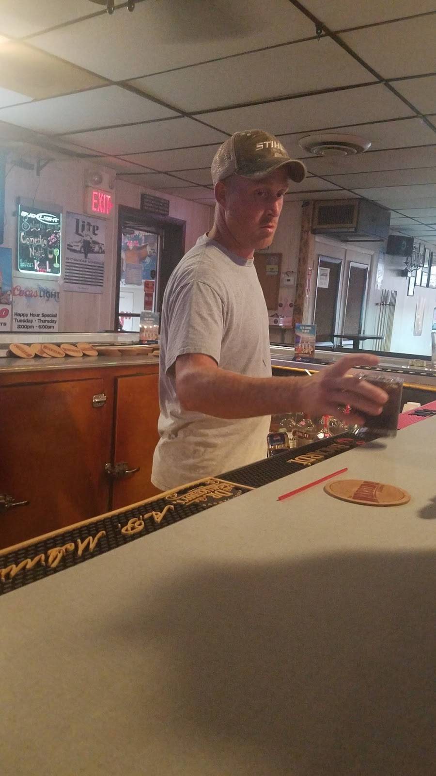 Wayside Saloon | restaurant | 1802 Crossroads Ln N, Freeport, IL 61032, USA | 8152336292 OR +1 815-233-6292