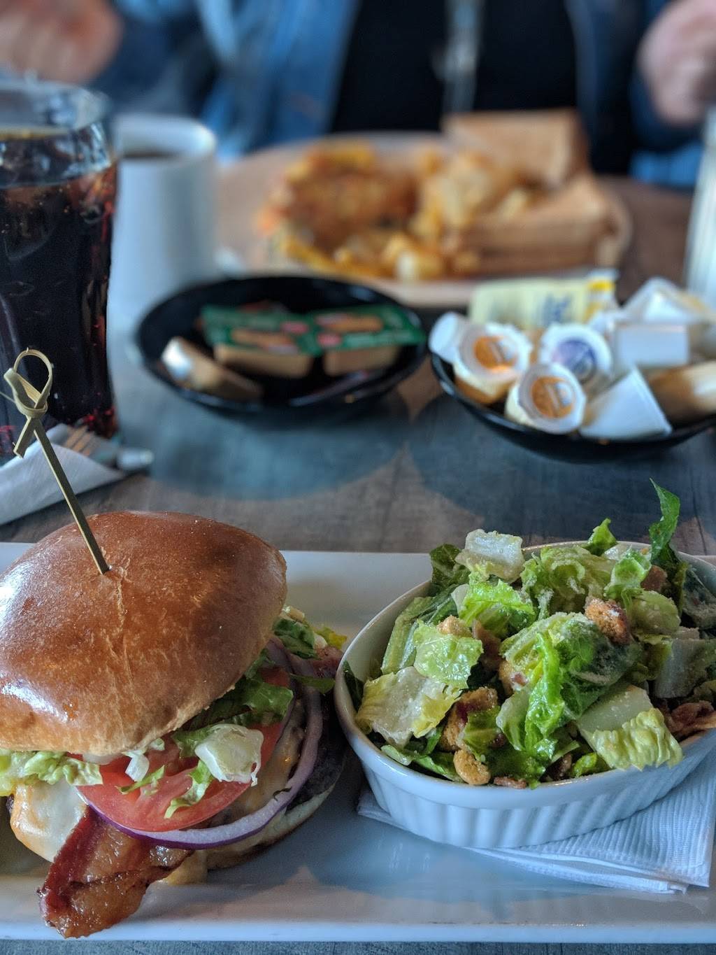 Broadway Bar & Grill | restaurant | 1615 Orléans Blvd, Orléans, ON K1C 7E2, Canada | 6138303314 OR +1 613-830-3314