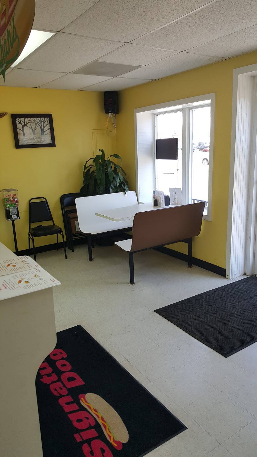 Signature Dogs | restaurant | 1300 Roanoke Ave, Roanoke Rapids, NC 27870, USA | 2525351009 OR +1 252-535-1009