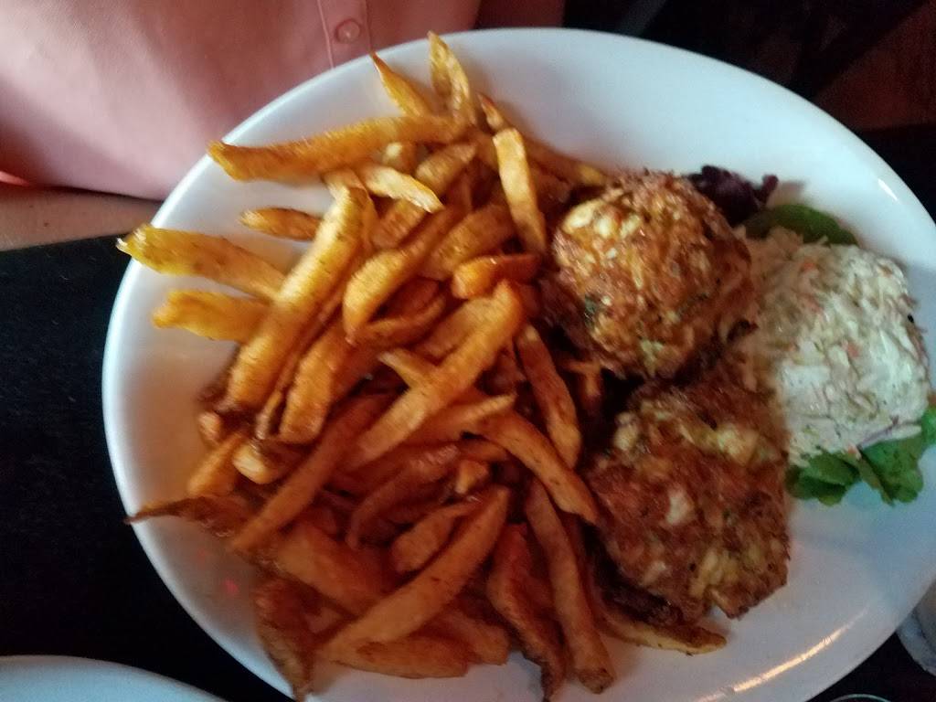 Barracudas Locust Point Tavern | restaurant | 1230 E Fort Ave, Baltimore, MD 21230, USA | 4106852832 OR +1 410-685-2832