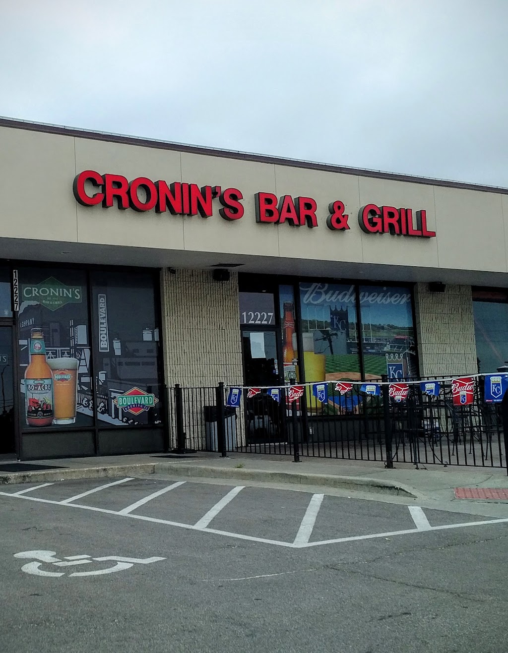 Cronins Bar & Grill | night club | 12227 W 87th St Pkwy, Lenexa, KS 66215, USA | 9133221000 OR +1 913-322-1000