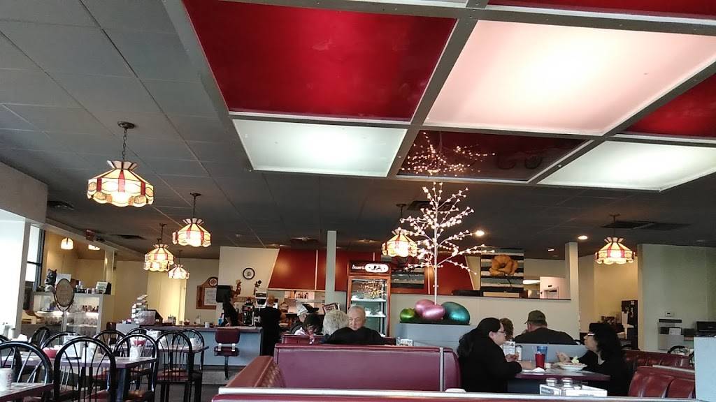 Punxy Phils Family Restaurant | restaurant | 116 Indiana St, Punxsutawney, PA 15767, USA | 8149381221 OR +1 814-938-1221