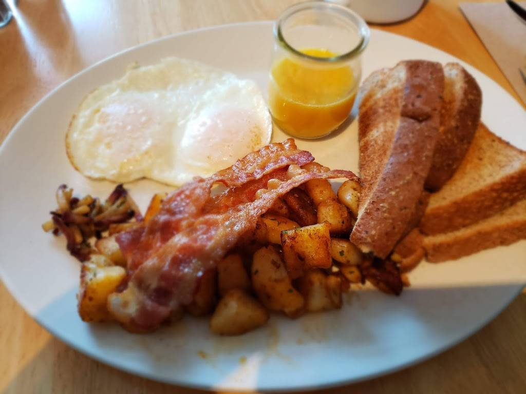 Charlotte café | restaurant | 958 Rue Labelle, Mont-Tremblant, QC J8E 2W5, Canada | 8194296635 OR +1 819-429-6635