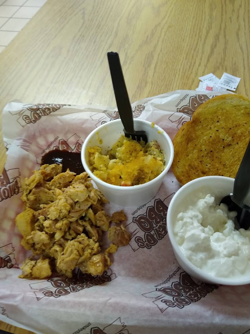 Smokey Ds BBQ | restaurant | 601 Locust St, Des Moines, IA 50309, USA | 5152453800 OR +1 515-245-3800