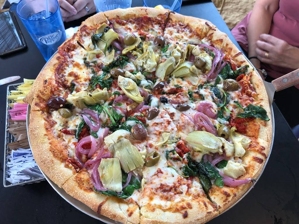 PizzAmoré | restaurant | 722 E 5th Ave, Mt Dora, FL 32757, USA | 3523830092 OR +1 352-383-0092