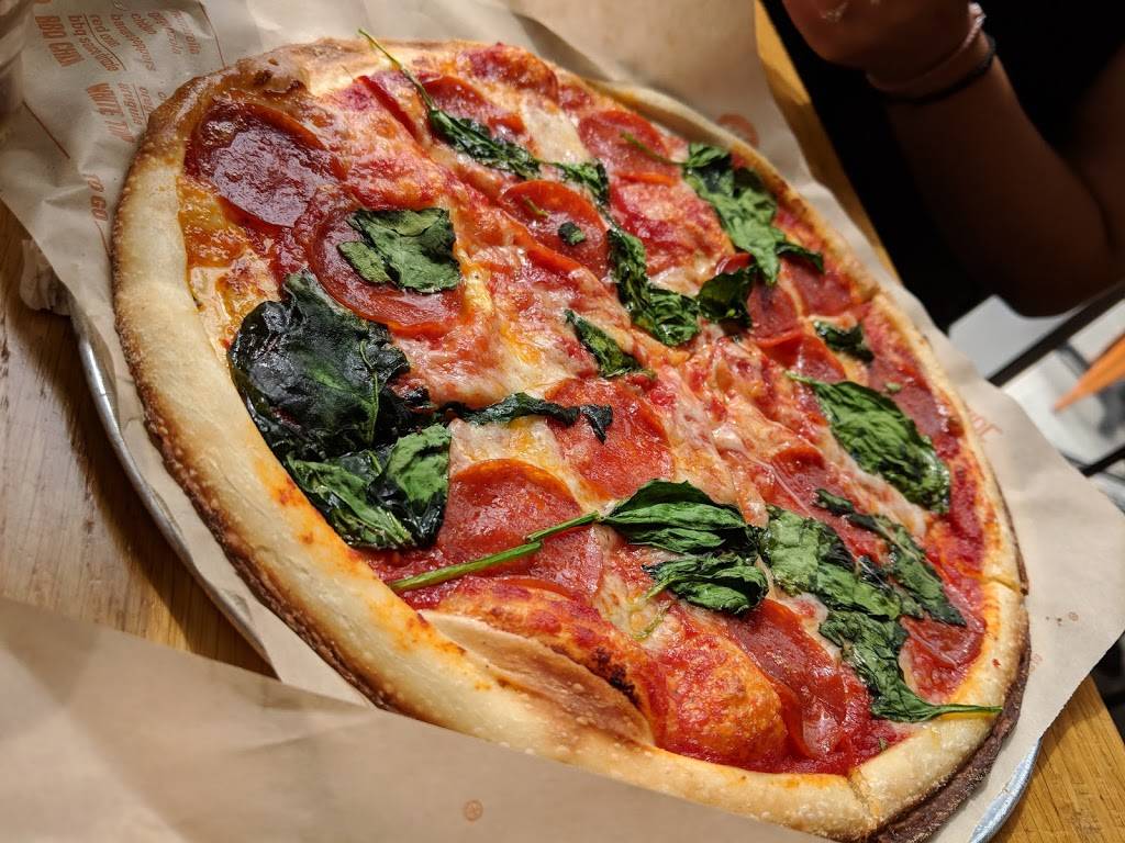 Blaze Pizza | meal takeaway | 6550 N Sheridan Rd, Chicago, IL 60626, USA | 7735361398 OR +1 773-536-1398
