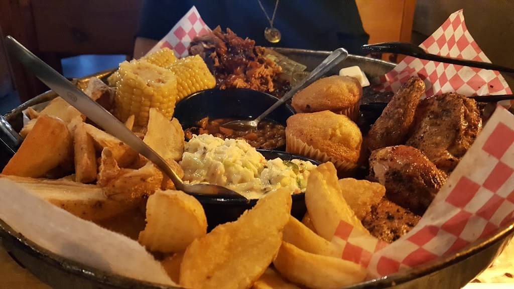 Famous Daves Bar-B-Que | restaurant | 1936 S Christopher Columbus Blvd, Philadelphia, PA 19148, USA | 2153390339 OR +1 215-339-0339