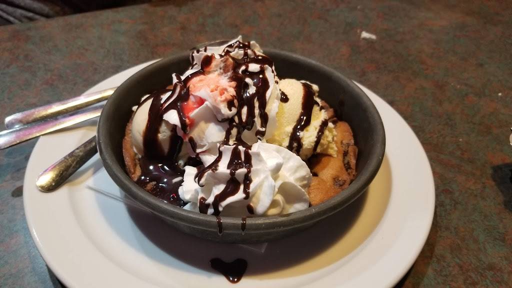 Broadway Pizza | restaurant | 2025 West River Rd N, Minneapolis, MN 55411, USA | 6125297745 OR +1 612-529-7745