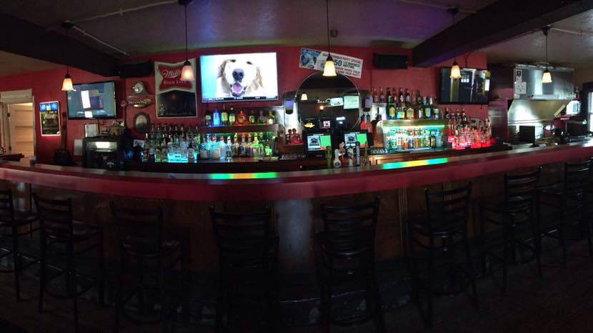 Beachcomber Bar & Grill | restaurant | 2836 Fond Du Lac Rd, Oshkosh, WI 54902, USA | 9202302836 OR +1 920-230-2836