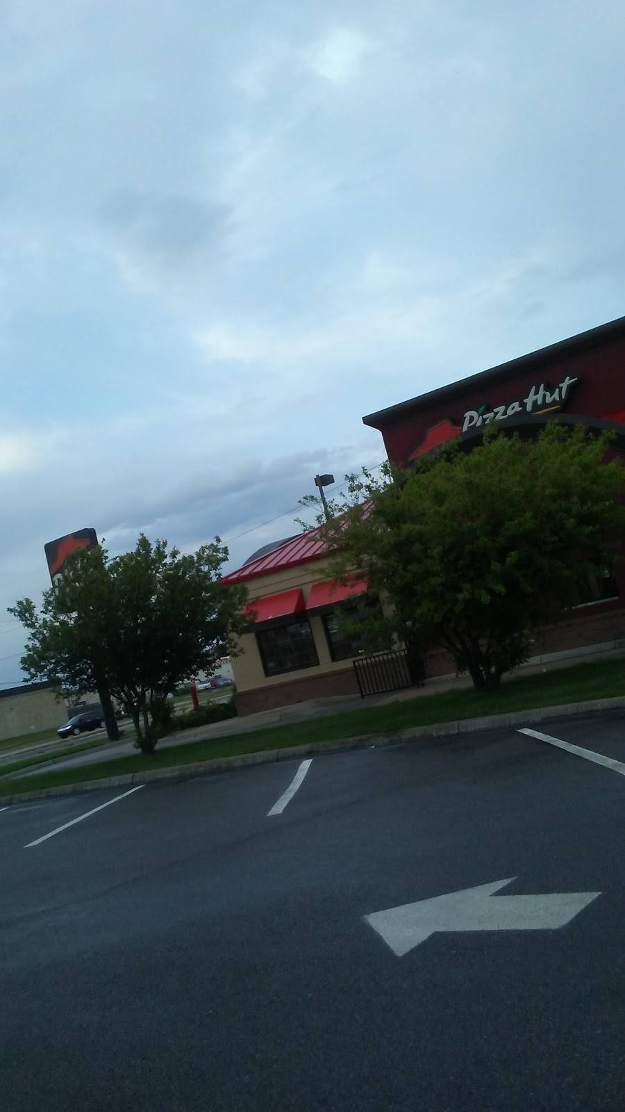 Pizza Hut | meal delivery | 333 E 47th St S, Wichita, KS 67216, USA | 3165541100 OR +1 316-554-1100