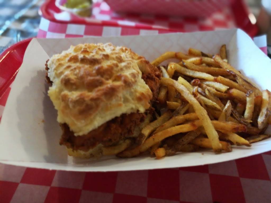 The Roost Carolina Kitchen | restaurant | 3474 N Clark St, Chicago, IL 60657, USA | 7733608303 OR +1 773-360-8303