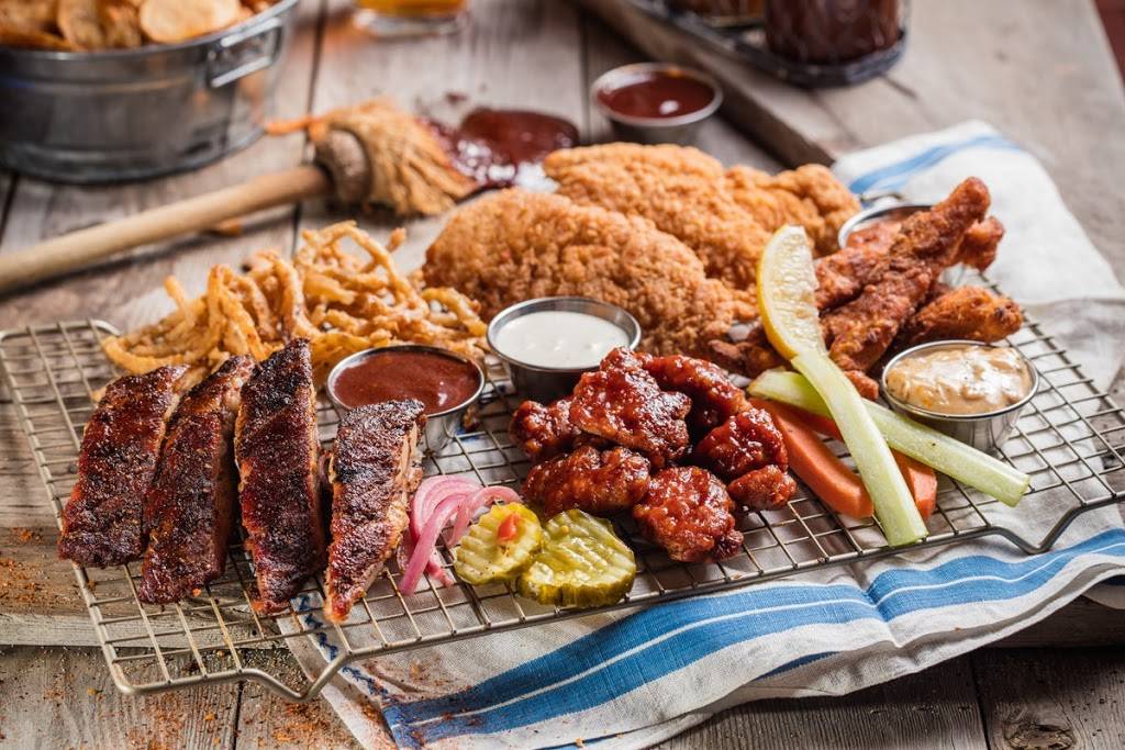 Famous Daves Bar-B-Que | restaurant | 1940 Donegal Dr, Woodbury, MN 55125, USA | 6515011900 OR +1 651-501-1900