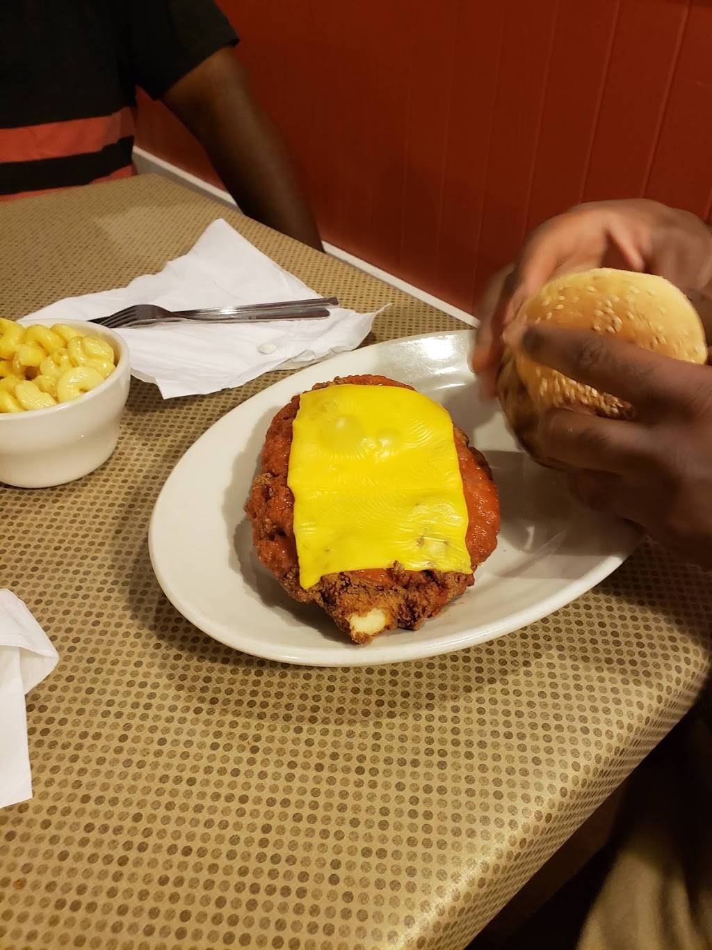 The Hungry Pelican | restaurant | 5412 Bardstown Rd, Fern Creek, KY 40291, USA | 5022397145 OR +1 502-239-7145