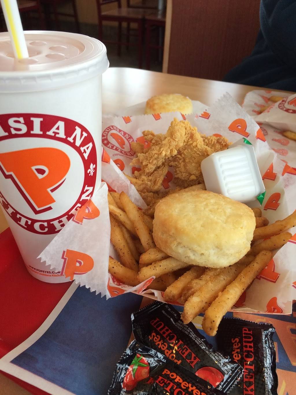 Popeyes Louisiana Kitchen | restaurant | 103 N Main St, East Peoria, IL 61611, USA | 3099660121 OR +1 309-966-0121