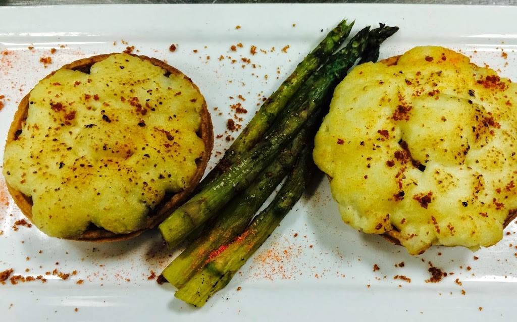 Malcolms Bar and Grill | restaurant | 1000 Champions Dr, Daytona Beach, FL 32124, USA | 3865232088 OR +1 386-523-2088