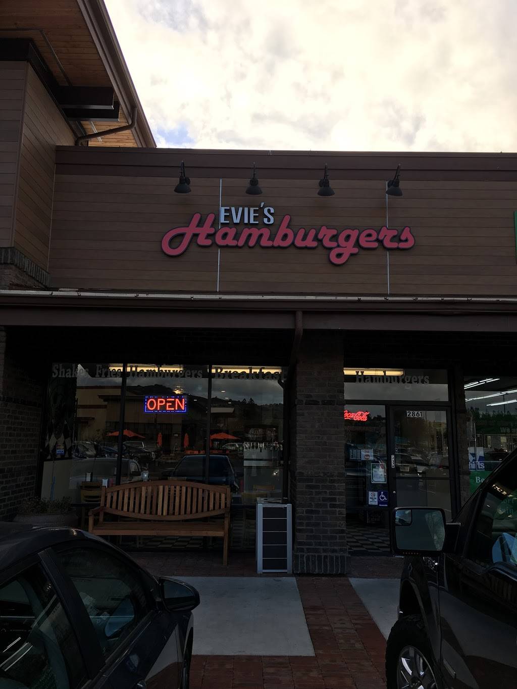 Evies Hamburgers | restaurant | 2861 Ygnacio Valley Rd, Walnut Creek, CA 94598, USA | 9259344737 OR +1 925-934-4737