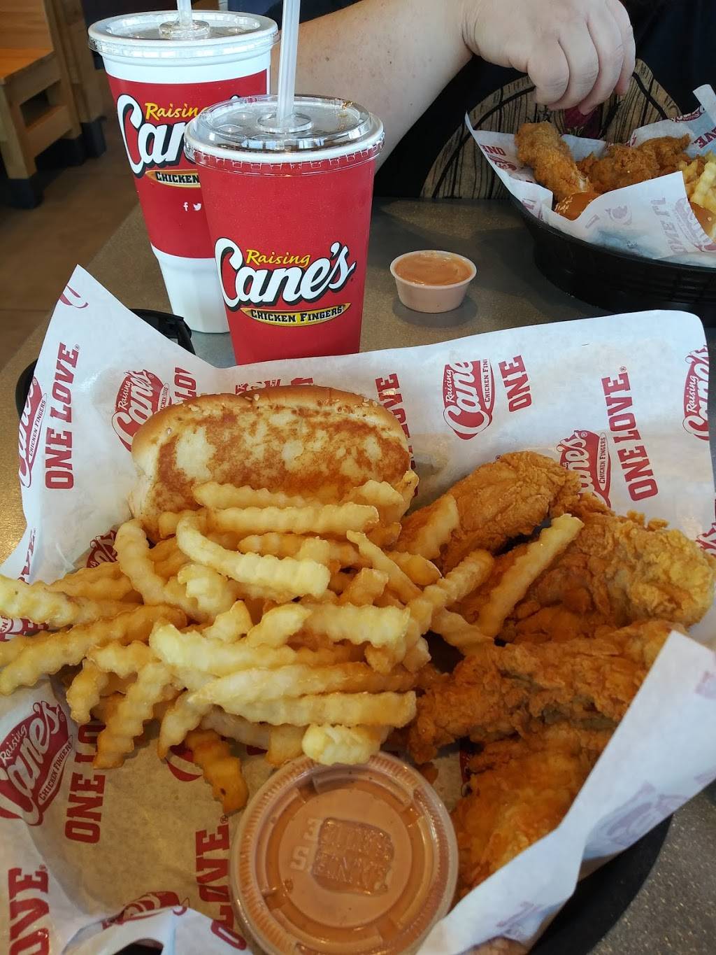 Raising Canes Chicken Fingers | meal takeaway | 2322 SE Military Dr, San Antonio, TX 78223, USA | 2105322519 OR +1 210-532-2519