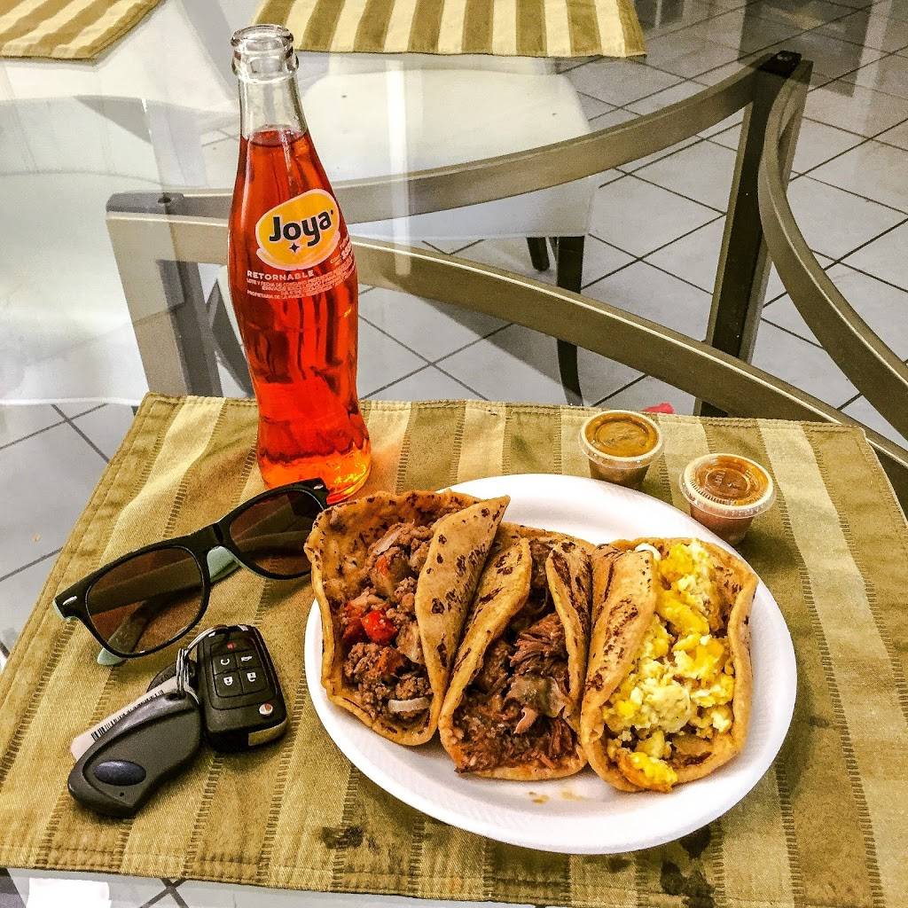 La Bandera Molino | restaurant | 2619 N Zarzamora St, San Antonio, TX 78201, USA | 2104340631 OR +1 210-434-0631