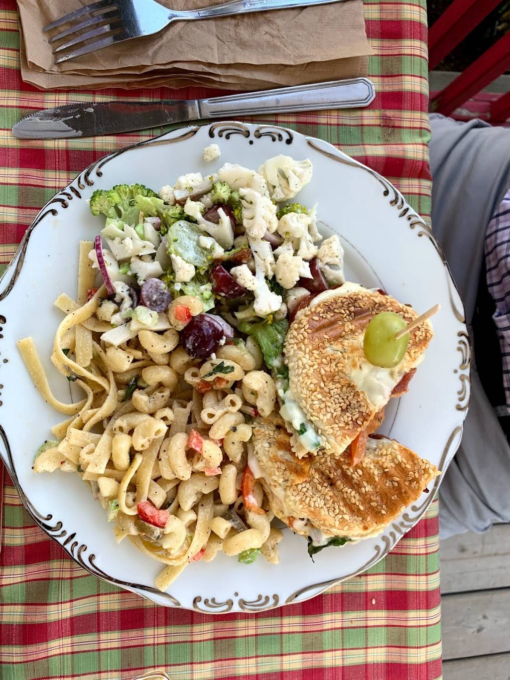 Aux Lubies Gourmandes | restaurant | 432 Rue Lafleur, Lachute, QC J8H 1R4, Canada | 4505665976 OR +1 450-566-5976