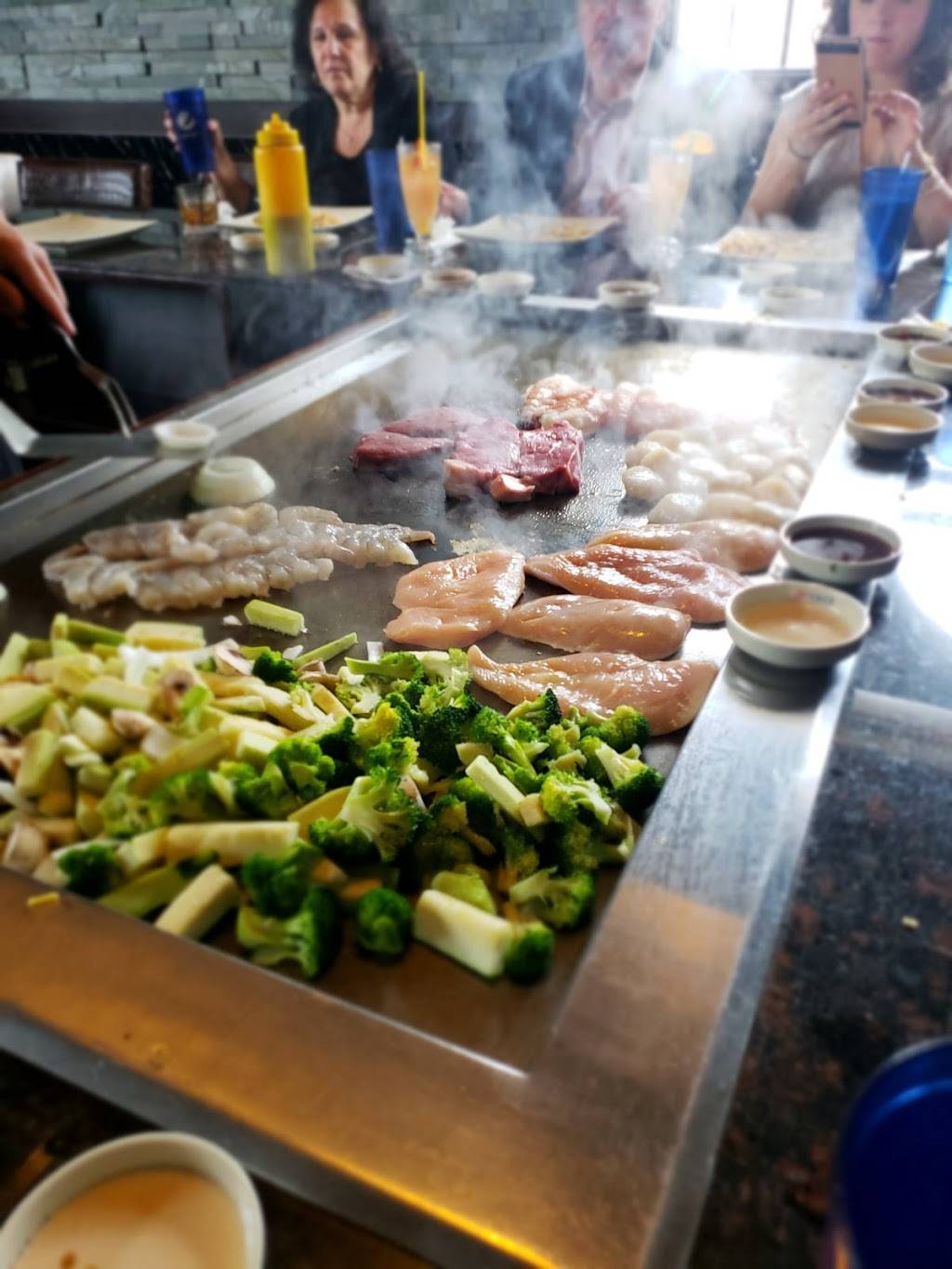 Saga Hibachi Steakhouse & Sushi Bar | restaurant | 295 Patriot Pl, Foxborough, MA 02035, USA | 5086981888 OR +1 508-698-1888