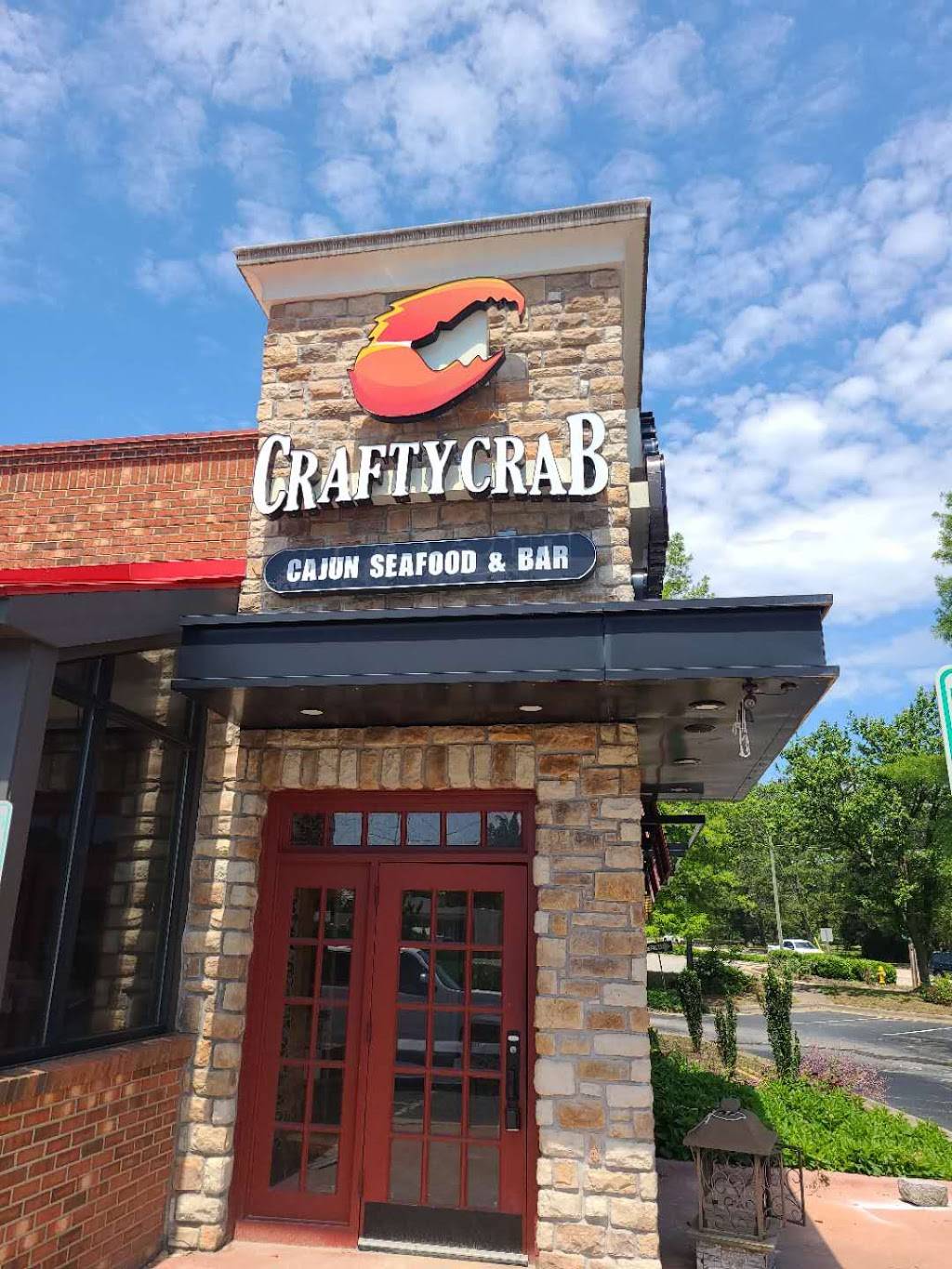 Crafty Crab | restaurant | 3625 Hillsborough St, Raleigh, NC 27607, USA | 9198905336 OR +1 919-890-5336