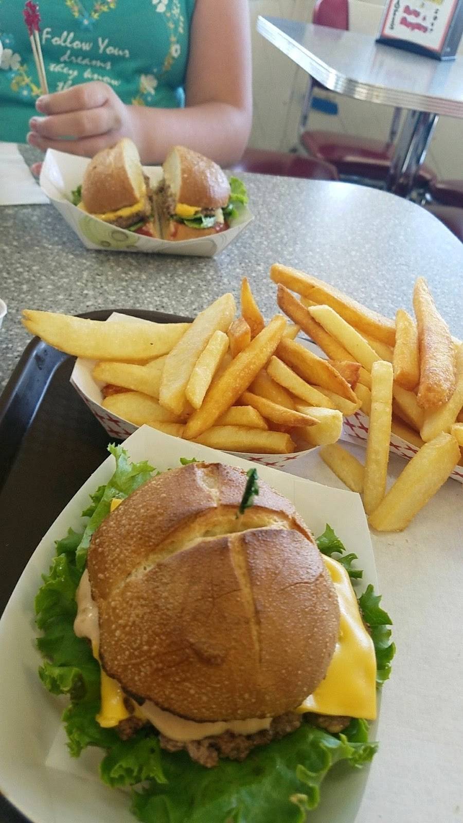 Fioris Buns & Burgers | restaurant | 406 Larkfield Center, Santa Rosa, CA 95403, USA | 7075466835 OR +1 707-546-6835