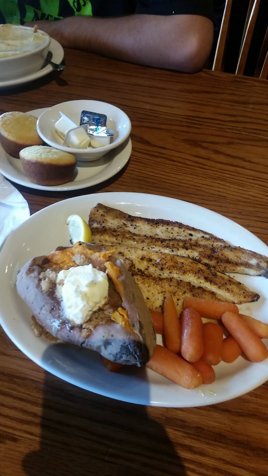 Cracker Barrel Old Country Store | restaurant | 4140 Pier N Blvd, Flint, MI 48504, USA | 8102300019 OR +1 810-230-0019