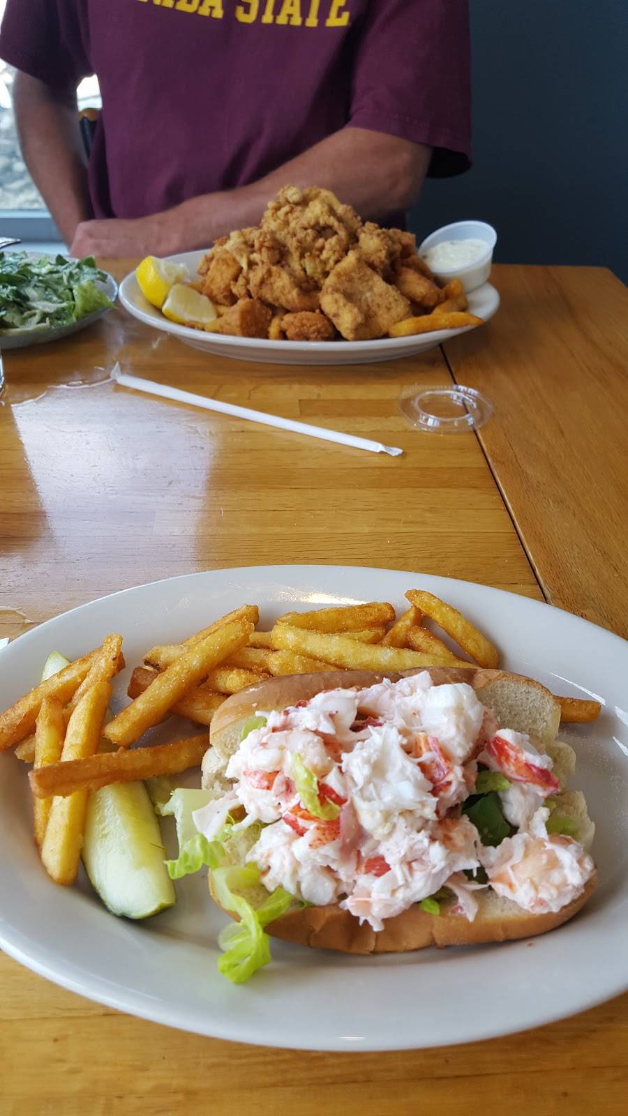 Blue Lobster Grille | restaurant | 15 Dock Square, Rockport, MA 01966, USA | 9785469990 OR +1 978-546-9990