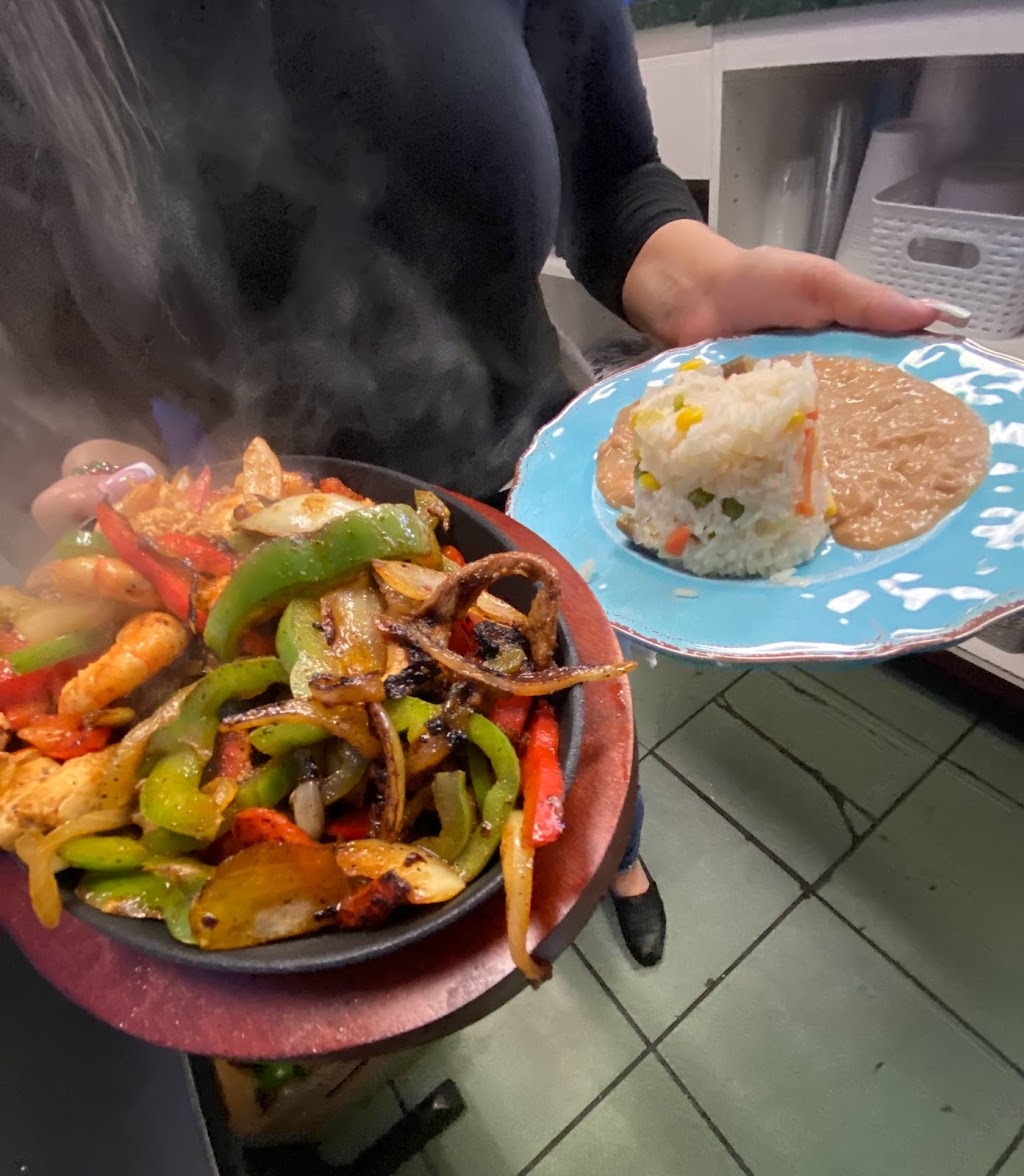 Mariscos los buzzos | restaurant | 14845 Seventh St, Victorville, CA 92395, USA | 4422427435 OR +1 442-242-7435