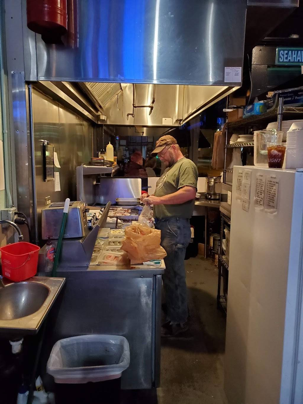 Sidelines Sports Bar & Grill | restaurant | 313 NW Chehalis Ave, Chehalis, WA 98532, USA | 3603456648 OR +1 360-345-6648