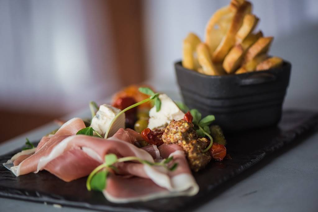 Sweetwater Restaurant & Bar | restaurant | 221 McLeese Dr, Kemble, ON N0H 1S0, Canada | 5193702173 OR +1 519-370-2173