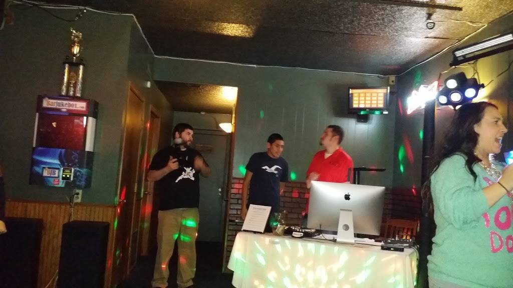 Walts All American Bar | restaurant | 5534 W Central Ave, Wichita, KS 67212, USA | 3169439567 OR +1 316-943-9567