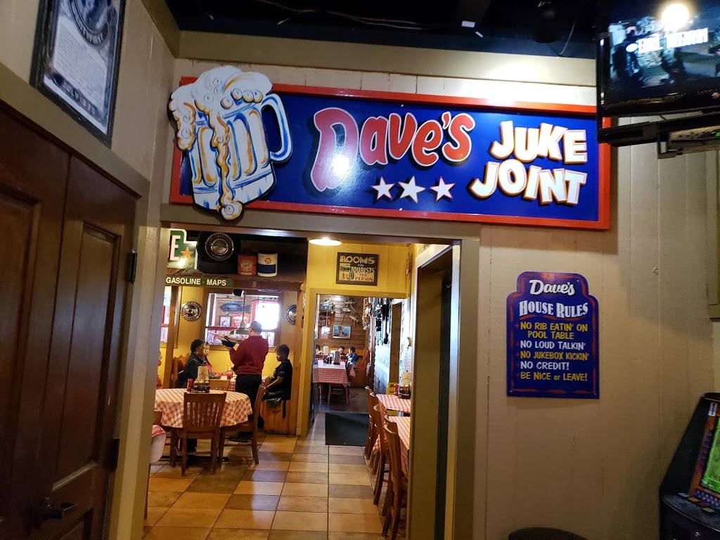 Famous Daves Bar-B-Que | restaurant | 5077 S 27th St, Greenfield, WI 53221, USA | 4147271940 OR +1 414-727-1940