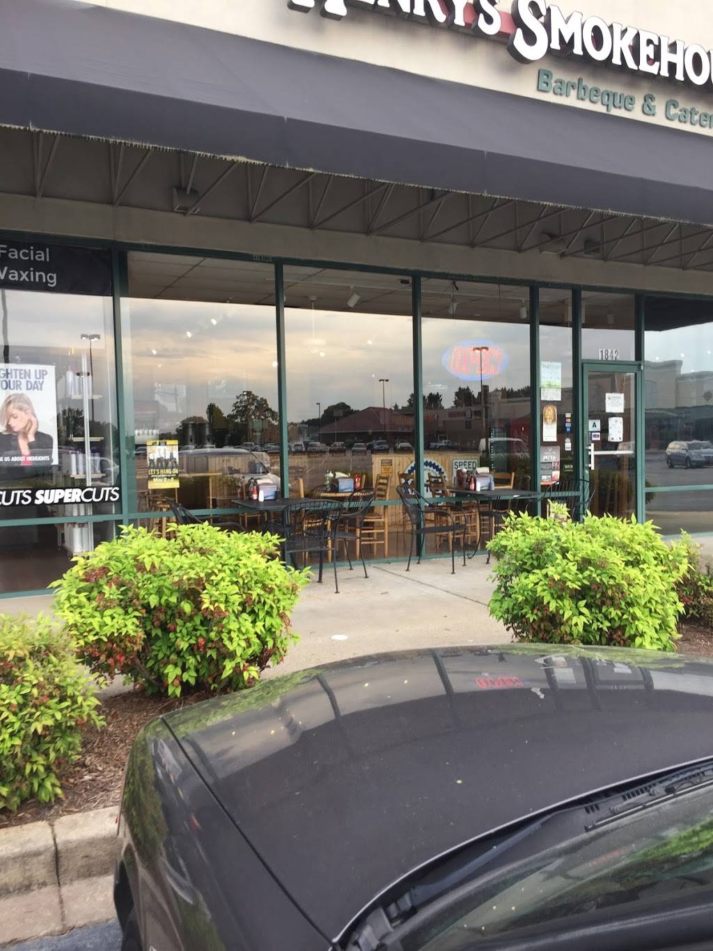 Henrys Smokehouse | restaurant | 1842 Woodruff Rd, Greenville, SC 29607, USA | 8642139770 OR +1 864-213-9770