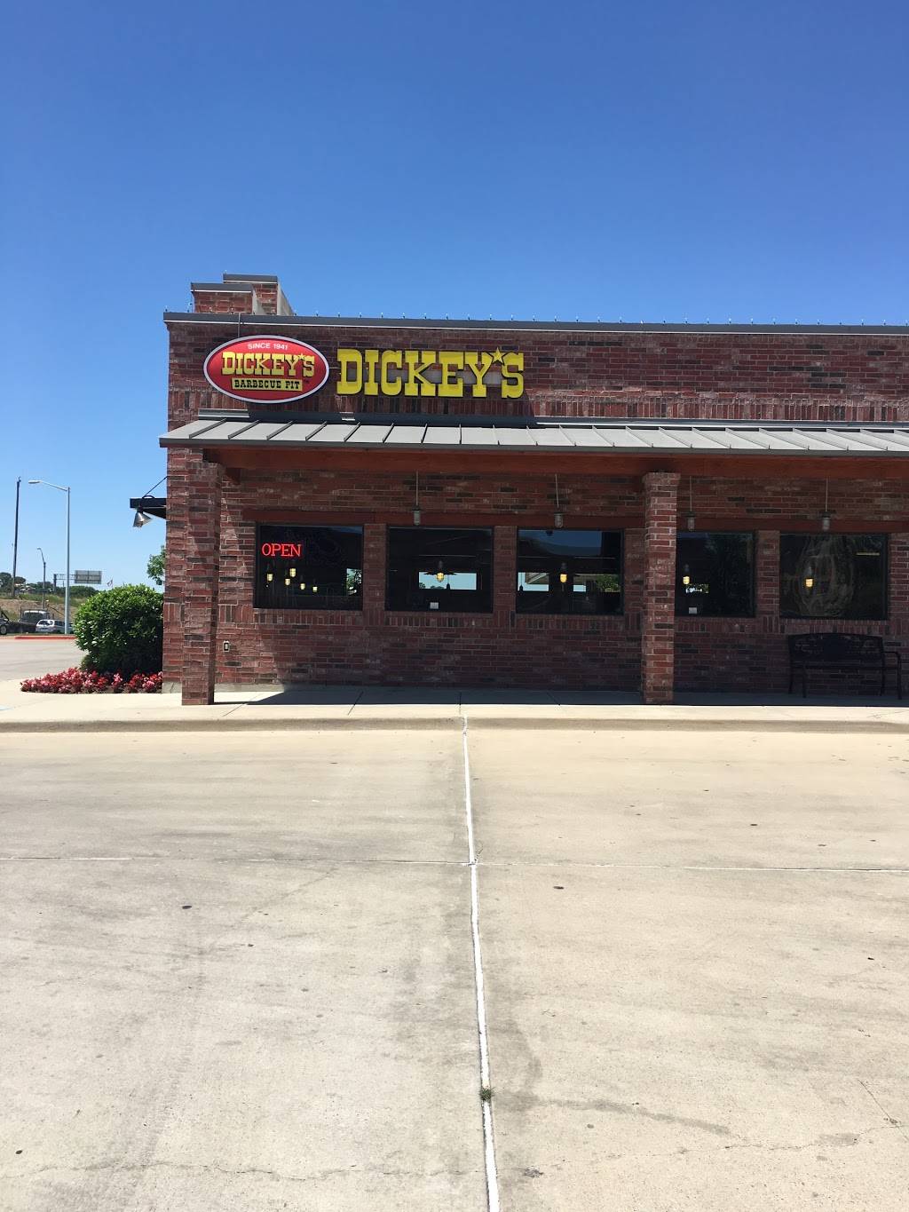 Dickeys Barbecue Pit | restaurant | 3721 N Interstate 35, Denton, TX 76210, USA | 9405665290 OR +1 940-566-5290