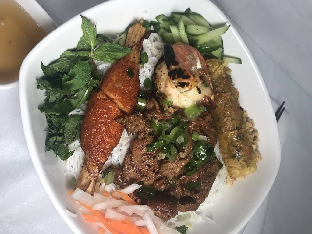 PHO MAMA | restaurant | 515 Dundas St W, Oakville, ON L6M 4M2, Canada | 2897258988 OR +1 289-725-8988