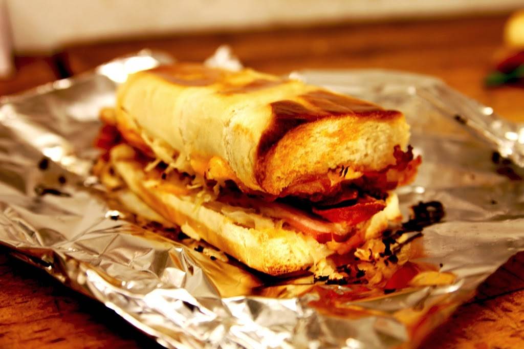 Gaslight Restaurant | restaurant | 328 E 4th St, Huntingburg, IN 47542, USA | 8126833669 OR +1 812-683-3669