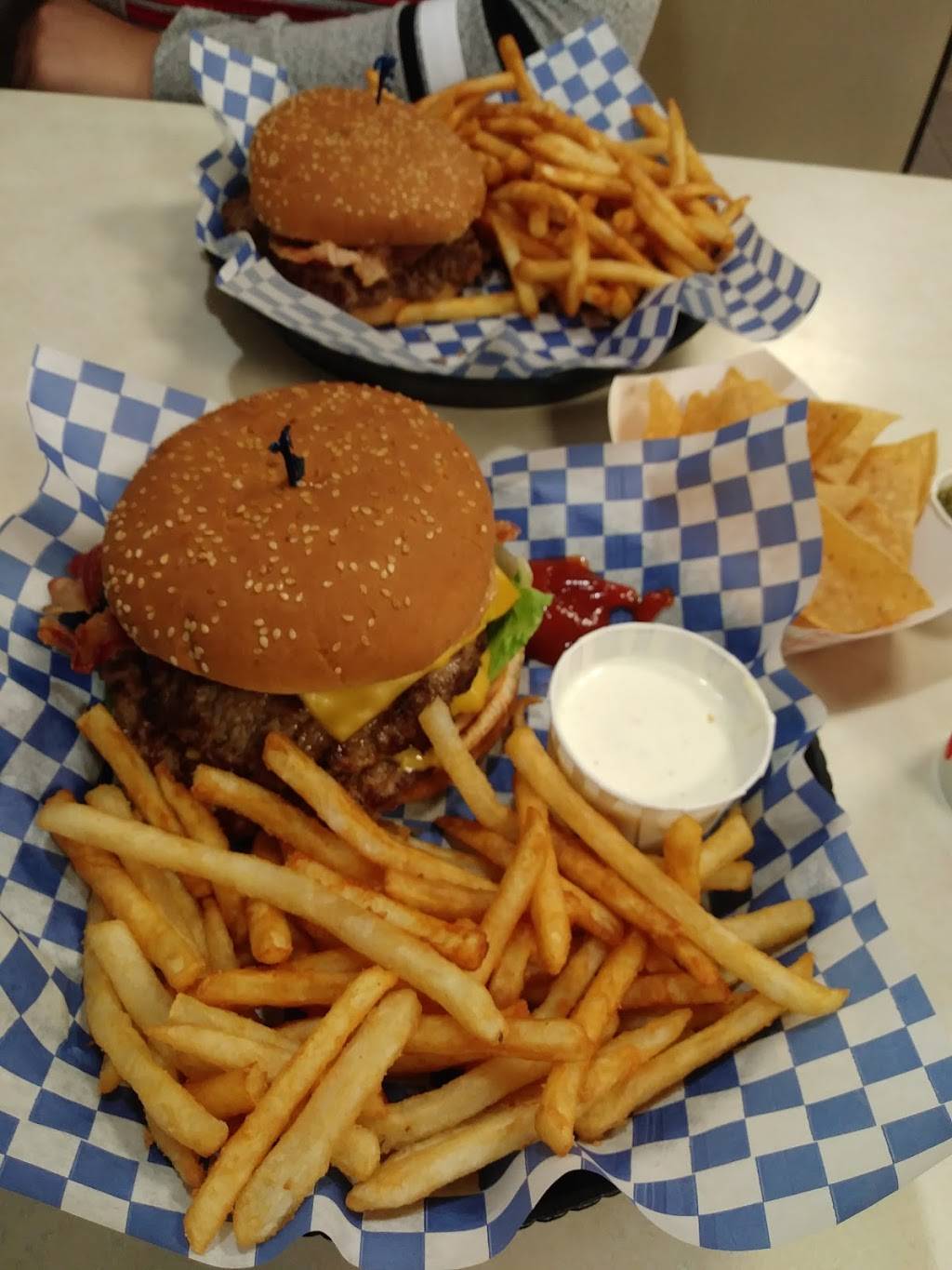 Gus Jr | restaurant | 497 E 4th St, Perris, CA 92570, USA | 9516573728 OR +1 951-657-3728