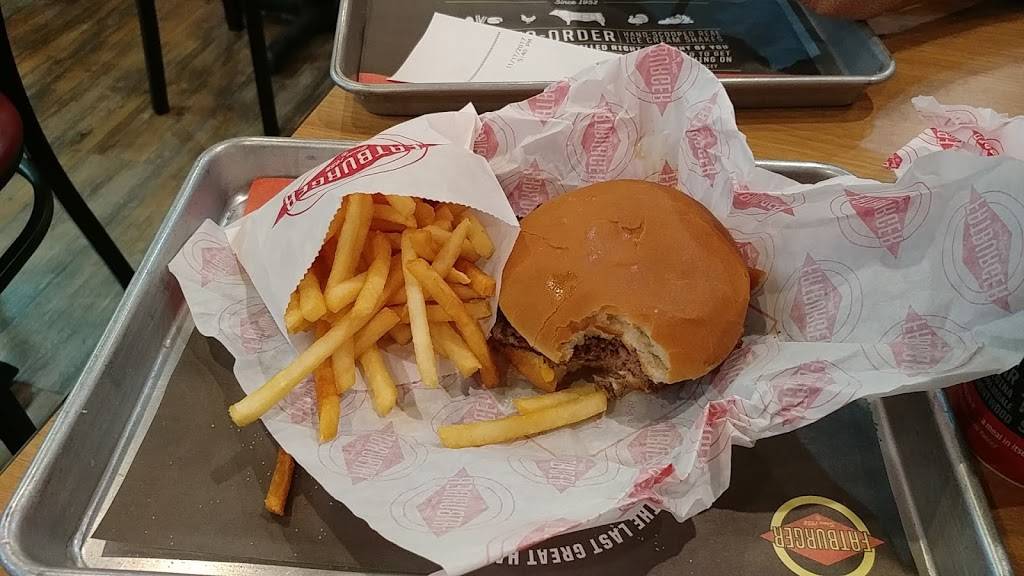 Fatburger & Buffalos | restaurant | 11984 Foothill Blvd, Sylmar, CA 91342, USA | 7472250335 OR +1 747-225-0335