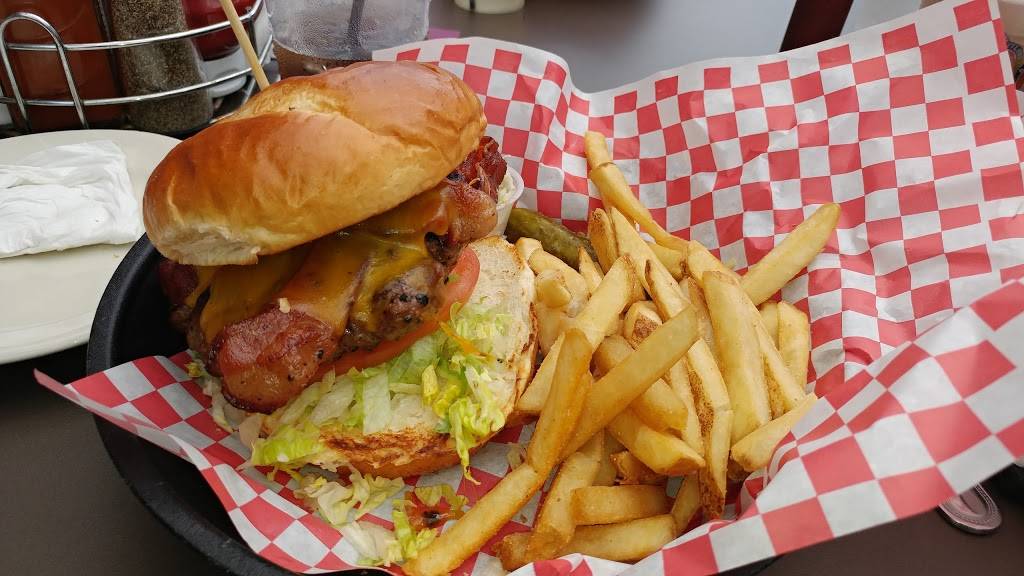 Nikos Red Mill Tavern | restaurant | 1040 Lake Ave, Woodstock, IL 60098, USA | 8153386455 OR +1 815-338-6455