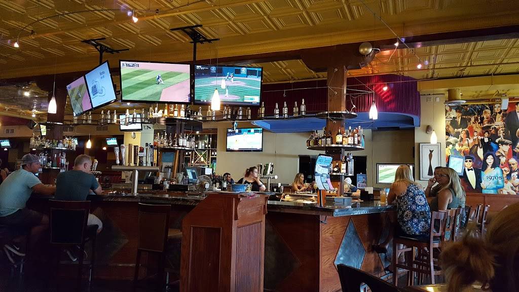 Features Bar & Grill | restaurant | 10 Chicago Ave, Naperville, IL 60540, USA | 6304163310 OR +1 630-416-3310