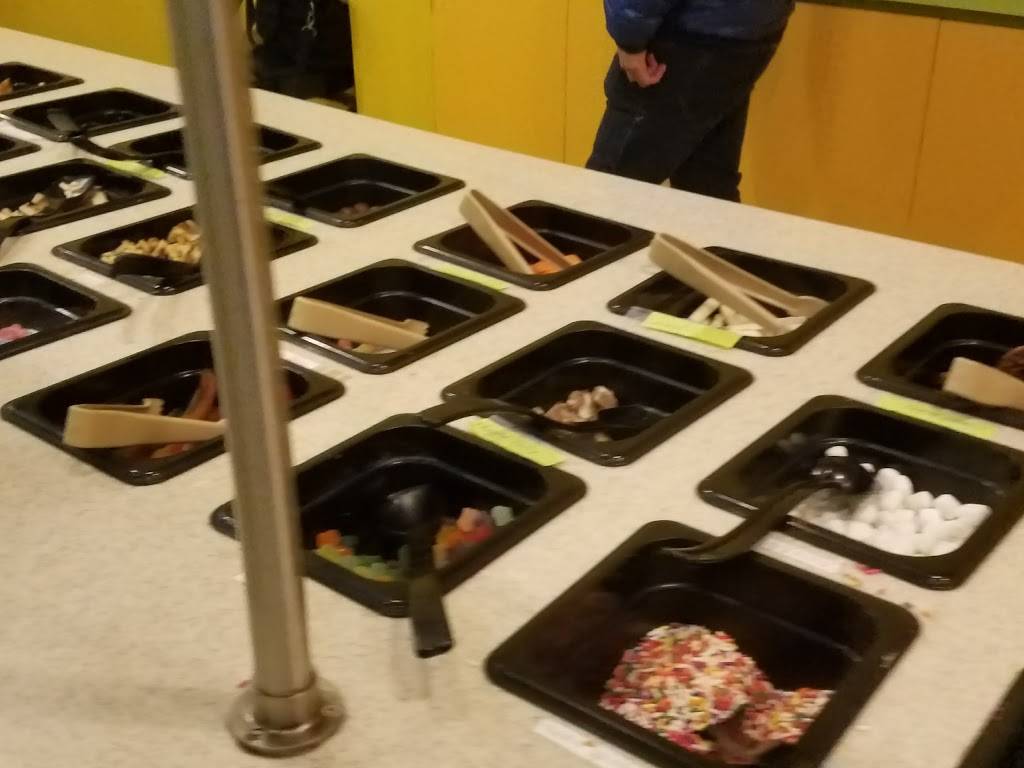 Mango Frozen Yogurt | restaurant | 1881 E Main St, Torrington, CT 06790, USA | 8606185768 OR +1 860-618-5768