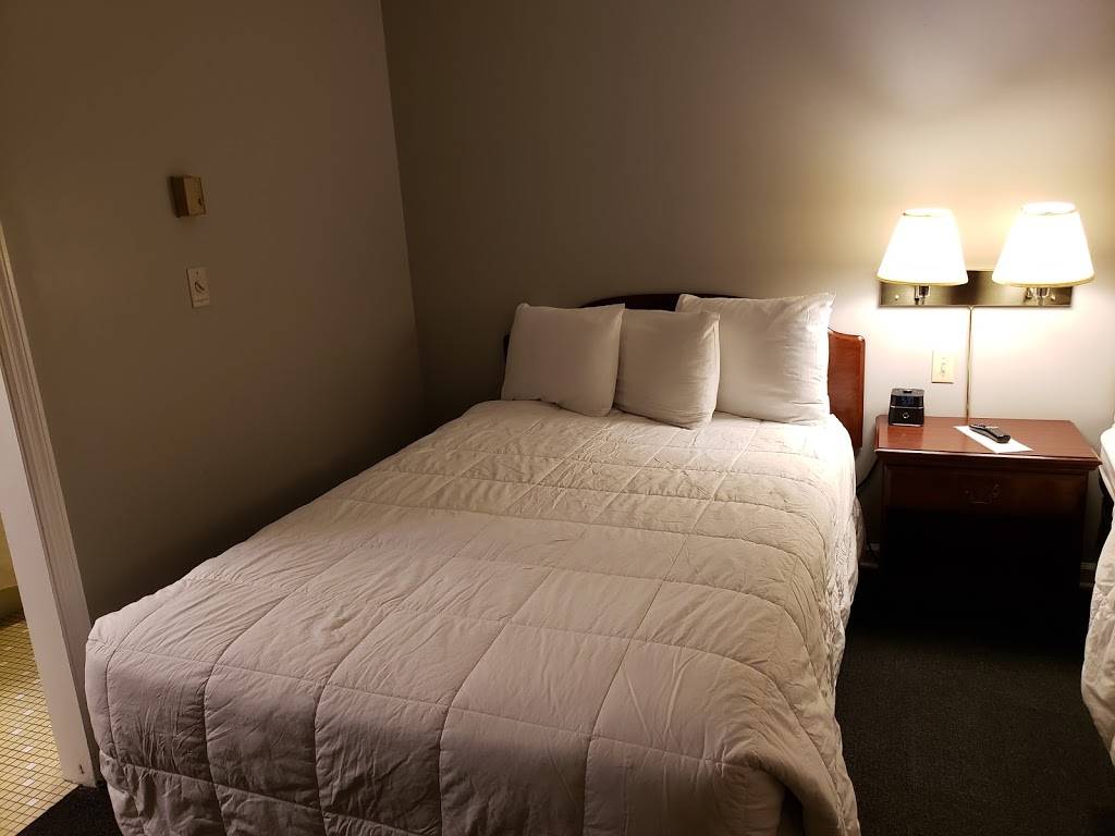 Don Halls Guesthouse | restaurant | 1313 W Washington Center Rd, Fort Wayne, IN 46825, USA | 2604892524 OR +1 260-489-2524