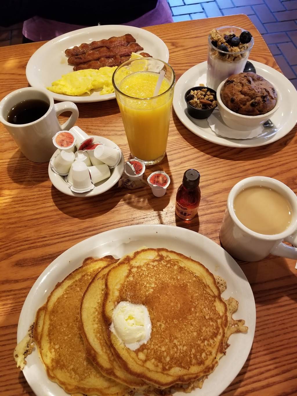 Cracker Barrel Old Country Store | restaurant | 3203 Queen City Dr, Charlotte, NC 28208, USA | 7043932670 OR +1 704-393-2670