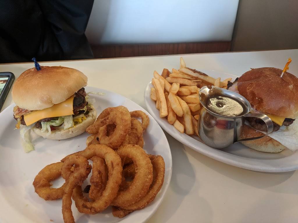 Ernis Place Restaurant & Pizza | restaurant | 171 Smith St, Arthur, ON N0G 1A0, Canada | 5198483541 OR +1 519-848-3541