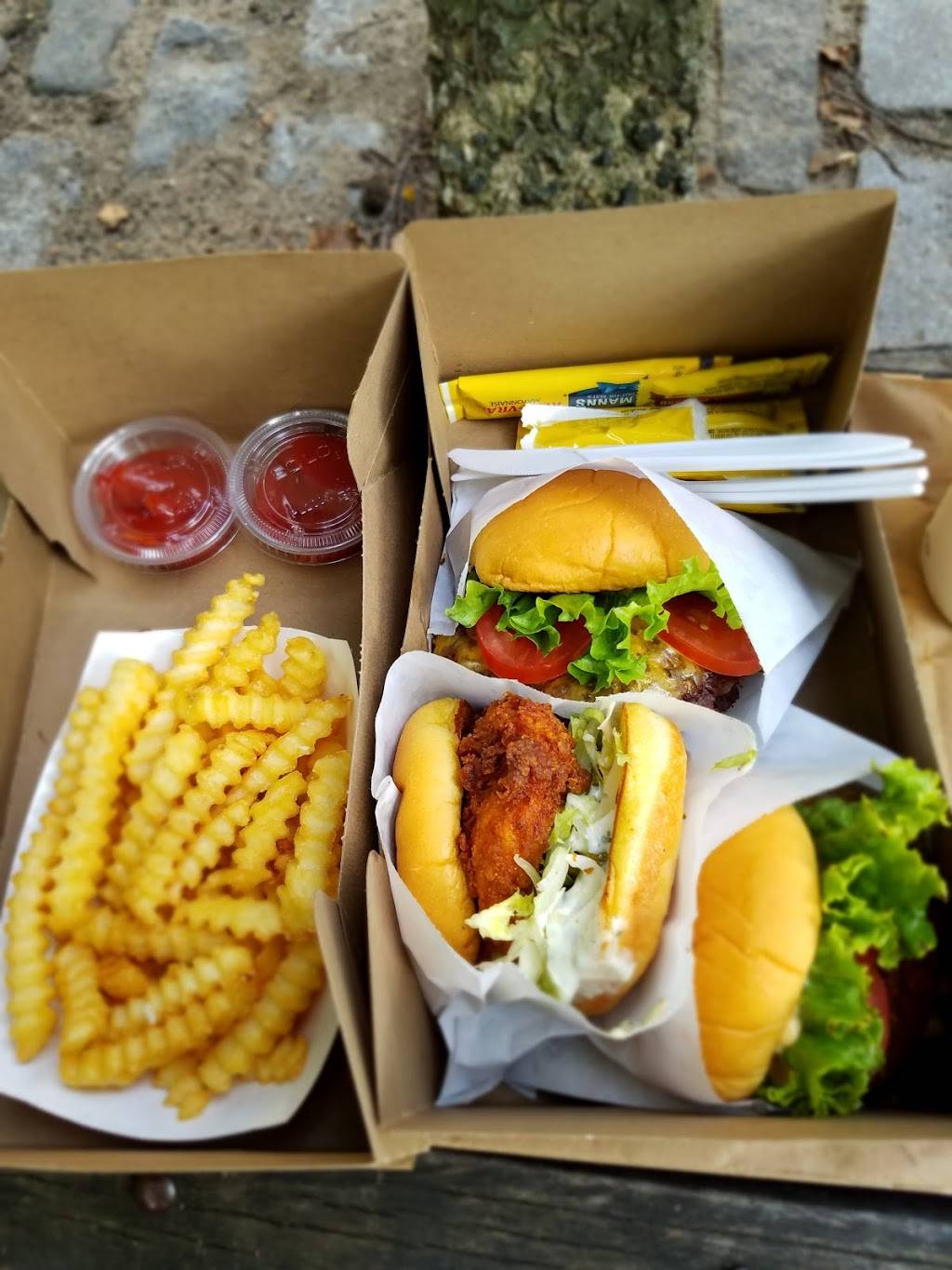 Shake Shack | restaurant | 2957 Broadway, New York, NY 10025, USA | 6463835506 OR +1 646-383-5506