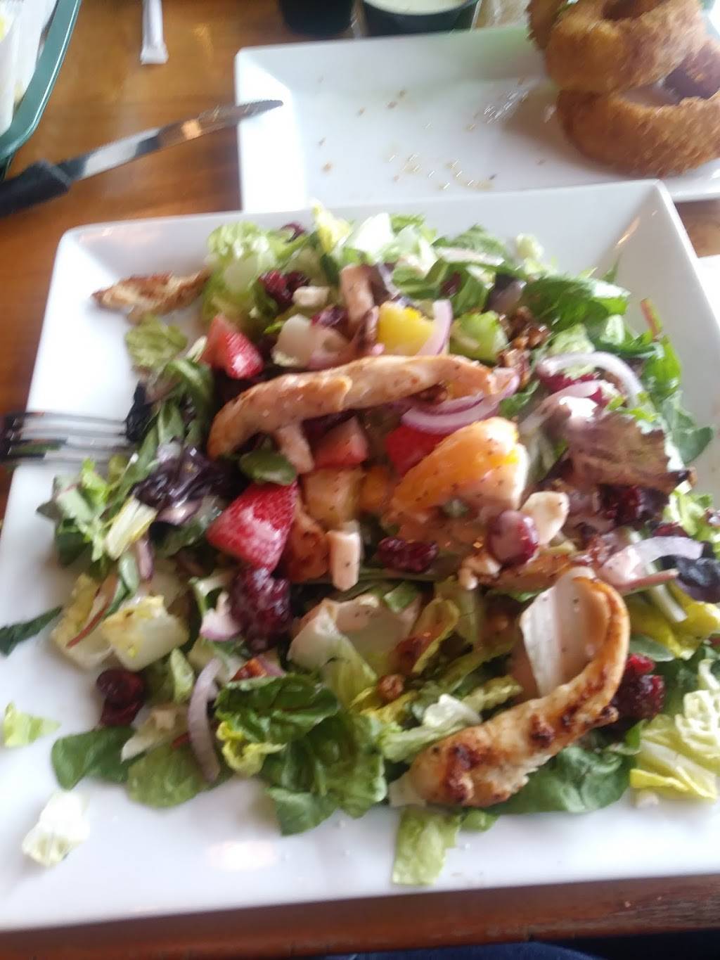 Quaker Steak & Lube | restaurant | 5800 Patriot Blvd, Austintown, OH 44515, USA | 3303499464 OR +1 330-349-9464