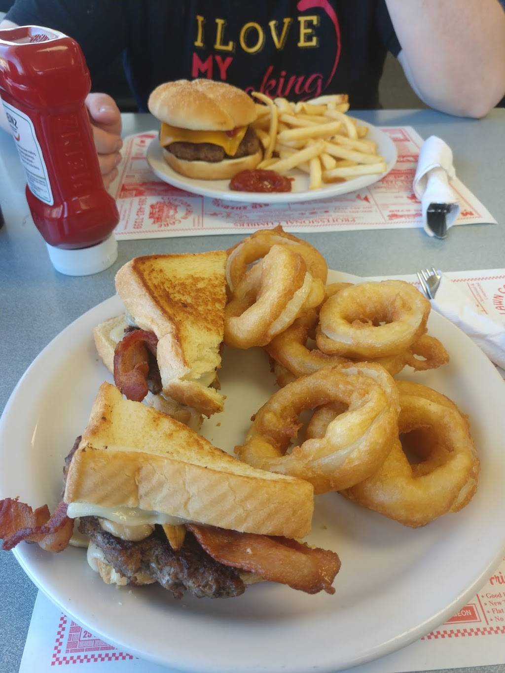 Rachaels | restaurant | 300 E Chicago Rd, White Pigeon, MI 49099, USA | 2694837960 OR +1 269-483-7960