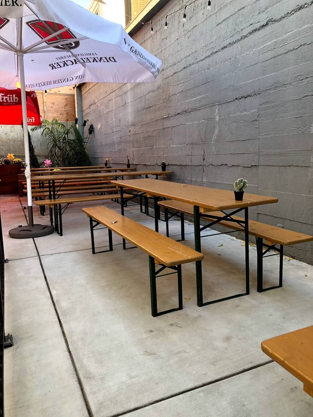 Uptown Burger | restaurant | 724 Main St, Pleasanton, CA 94566, USA | 9256009136 OR +1 925-600-9136