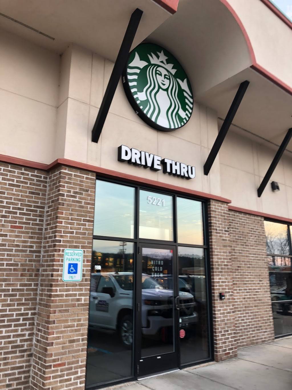 Starbucks | cafe | 5221 Northland Dr NE, Grand Rapids, MI 49525, USA | 6163653042 OR +1 616-365-3042